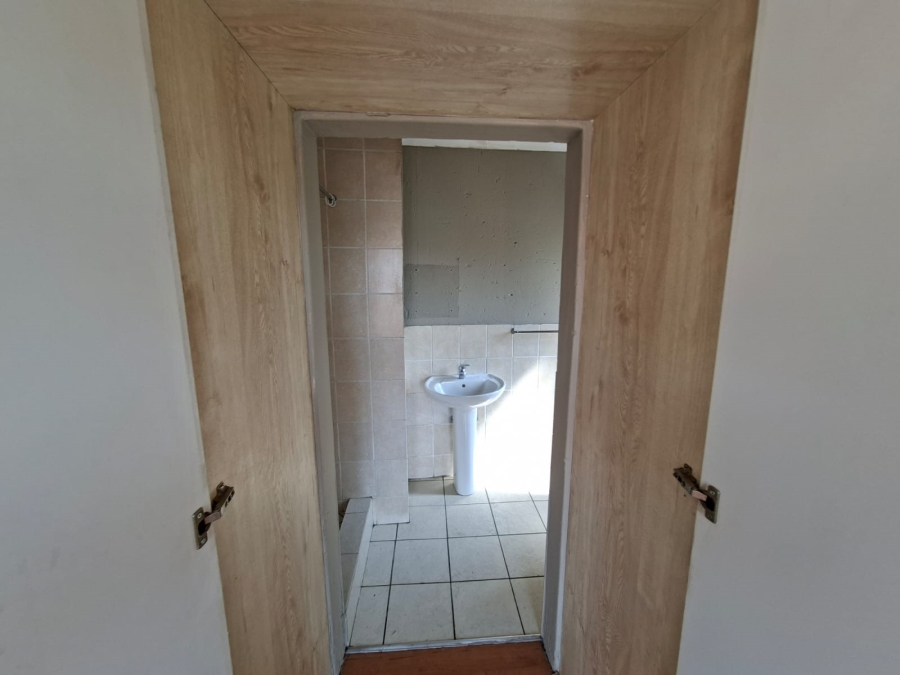 To Let 2 Bedroom Property for Rent in Vorna Valley Gauteng