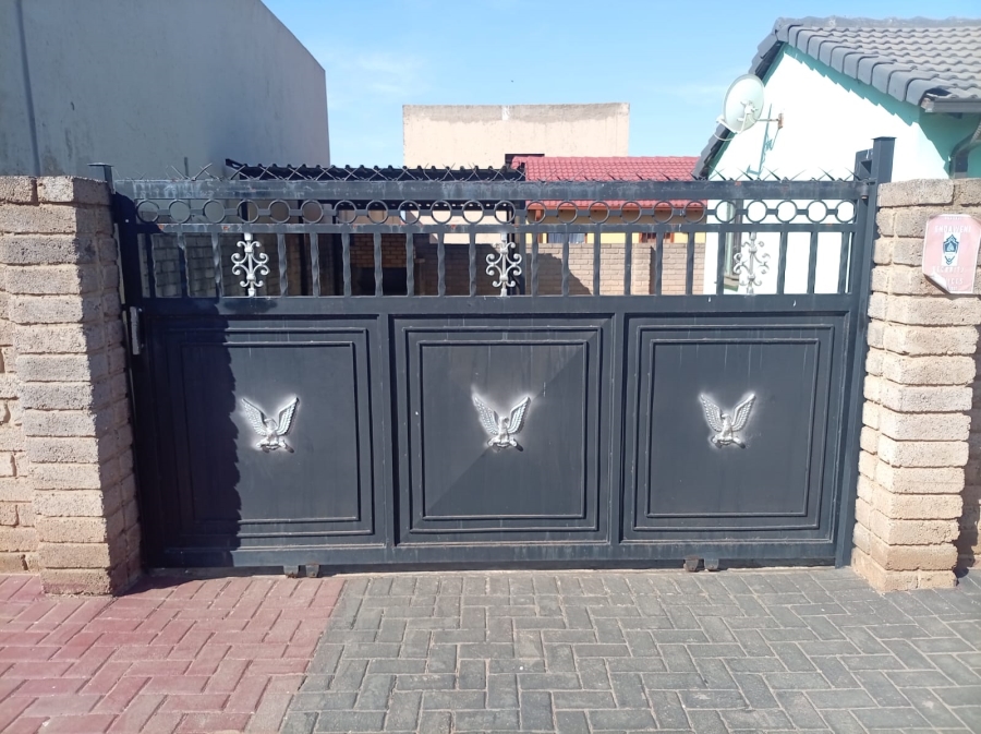 3 Bedroom Property for Sale in Protea North Gauteng