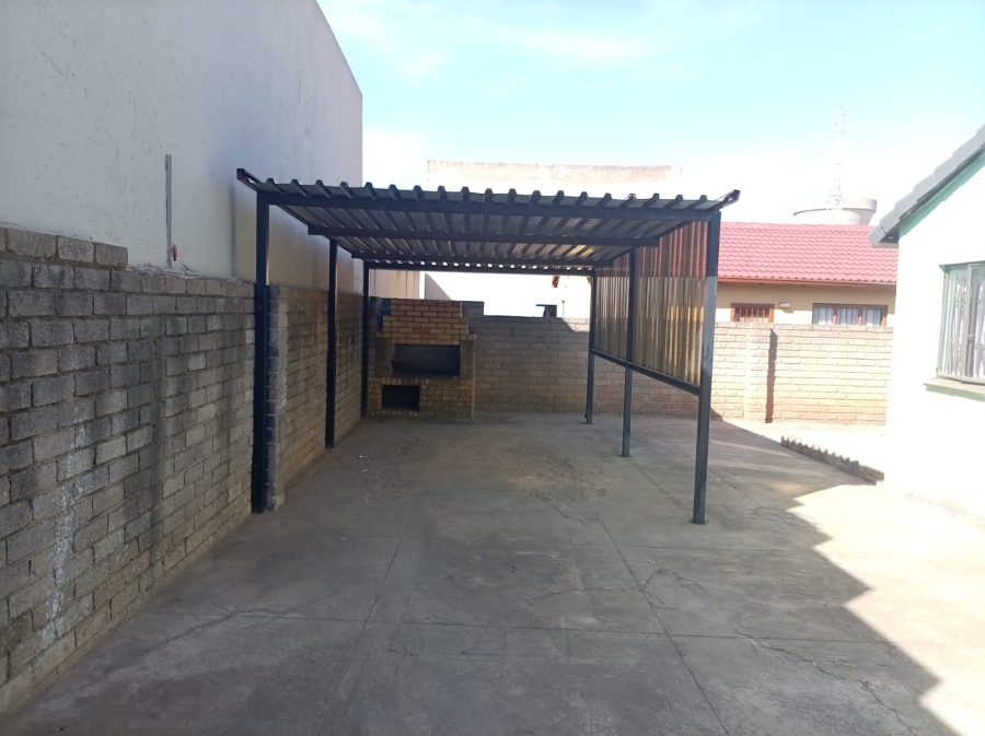 3 Bedroom Property for Sale in Protea North Gauteng