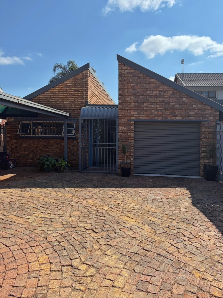 4 Bedroom Property for Sale in Magalieskruin Gauteng
