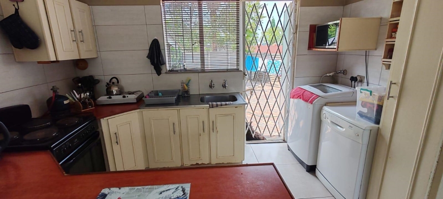 To Let 4 Bedroom Property for Rent in Crystal Park Gauteng