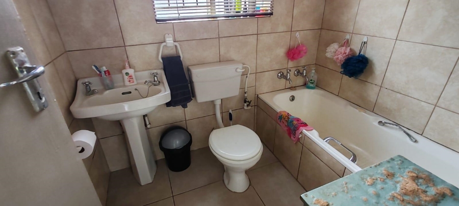 To Let 4 Bedroom Property for Rent in Crystal Park Gauteng