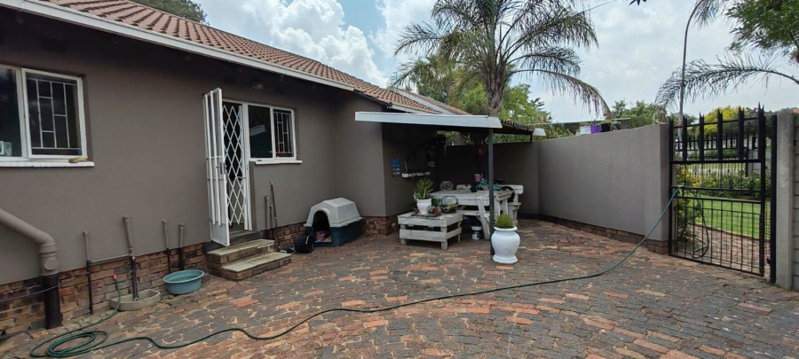 To Let 4 Bedroom Property for Rent in Crystal Park Gauteng