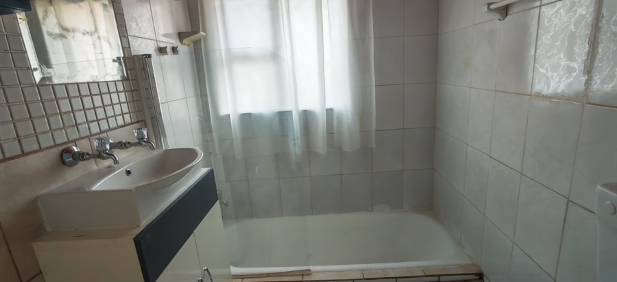 4 Bedroom Property for Sale in Crystal Park Gauteng