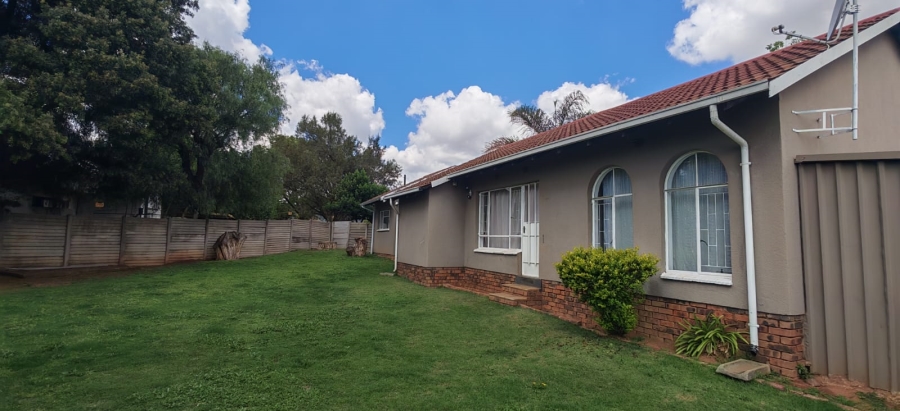 4 Bedroom Property for Sale in Crystal Park Gauteng