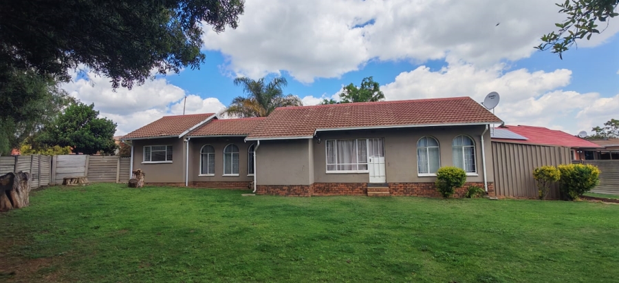 4 Bedroom Property for Sale in Crystal Park Gauteng