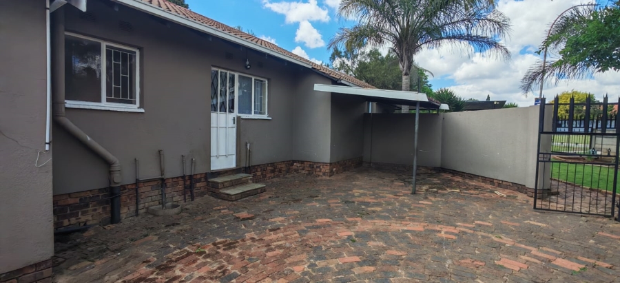 4 Bedroom Property for Sale in Crystal Park Gauteng
