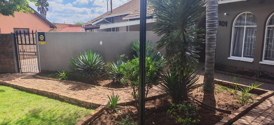 4 Bedroom Property for Sale in Crystal Park Gauteng
