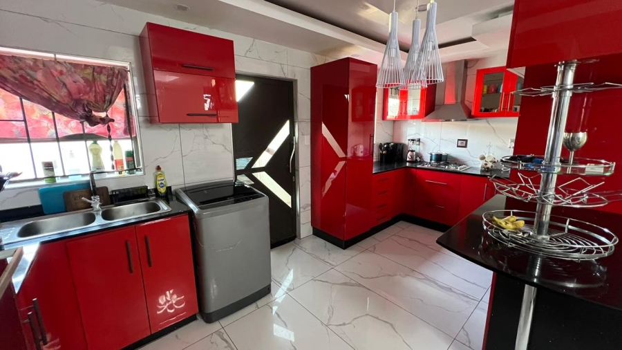 6 Bedroom Property for Sale in Crystal Park Gauteng