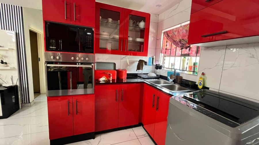 6 Bedroom Property for Sale in Crystal Park Gauteng