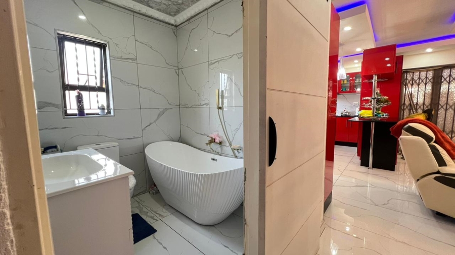 6 Bedroom Property for Sale in Crystal Park Gauteng