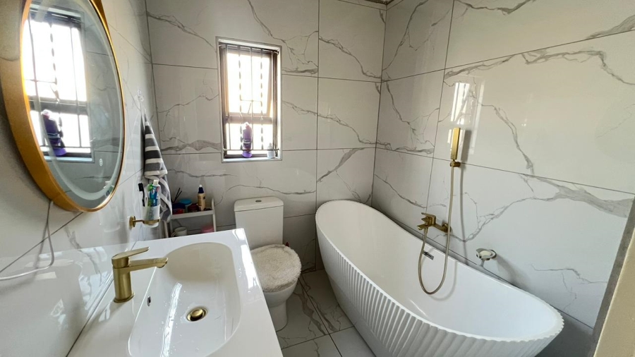 6 Bedroom Property for Sale in Crystal Park Gauteng