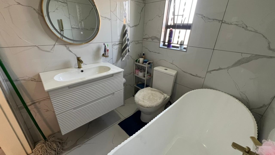 6 Bedroom Property for Sale in Crystal Park Gauteng