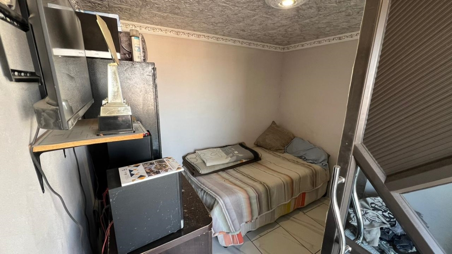 6 Bedroom Property for Sale in Crystal Park Gauteng