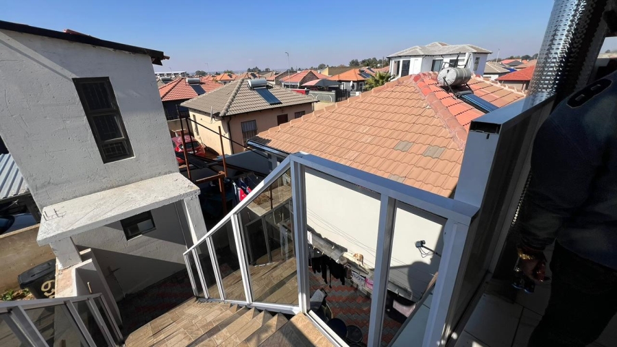 6 Bedroom Property for Sale in Crystal Park Gauteng