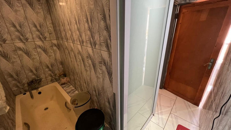 6 Bedroom Property for Sale in Crystal Park Gauteng