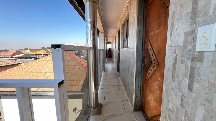 6 Bedroom Property for Sale in Crystal Park Gauteng