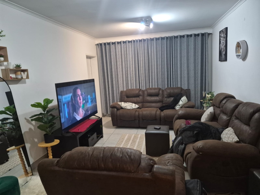 To Let 2 Bedroom Property for Rent in Glen Marais Gauteng