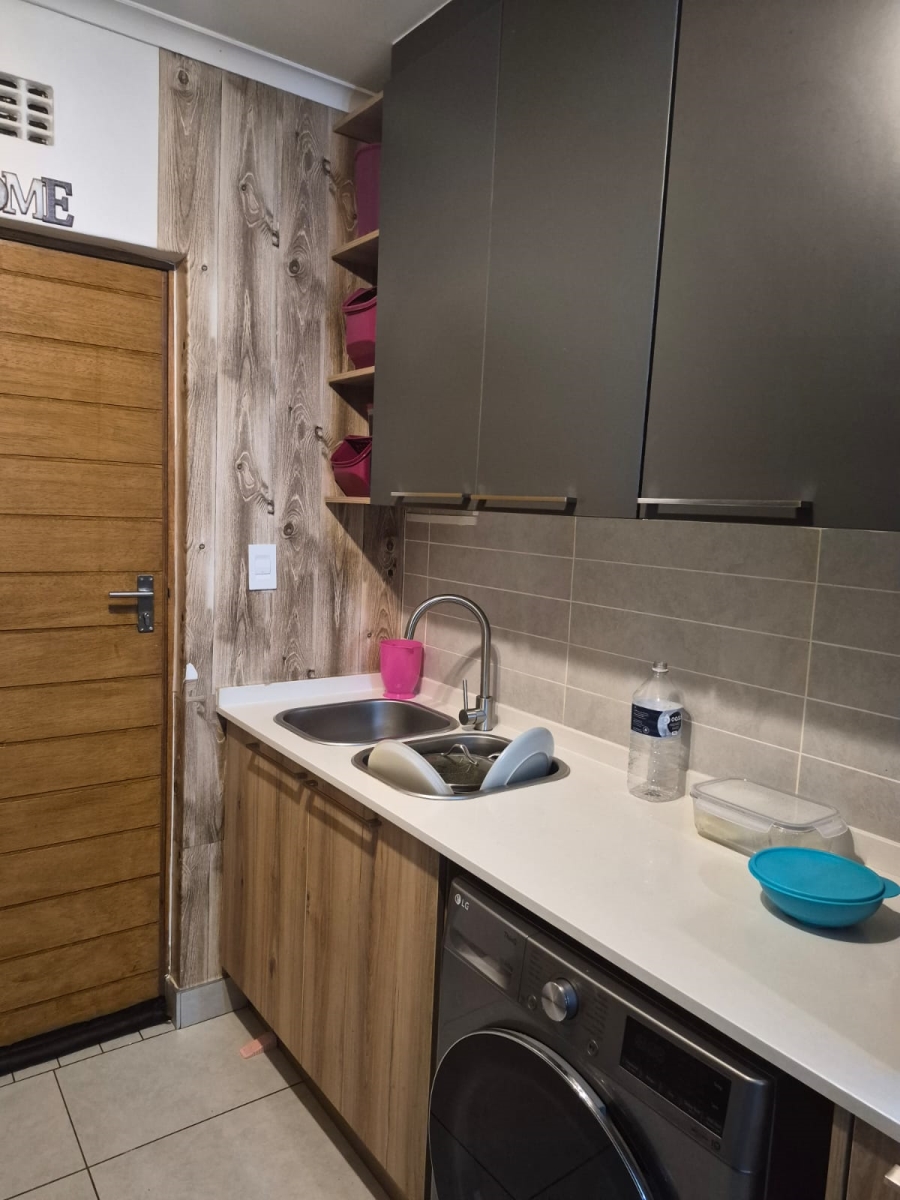 To Let 2 Bedroom Property for Rent in Glen Marais Gauteng