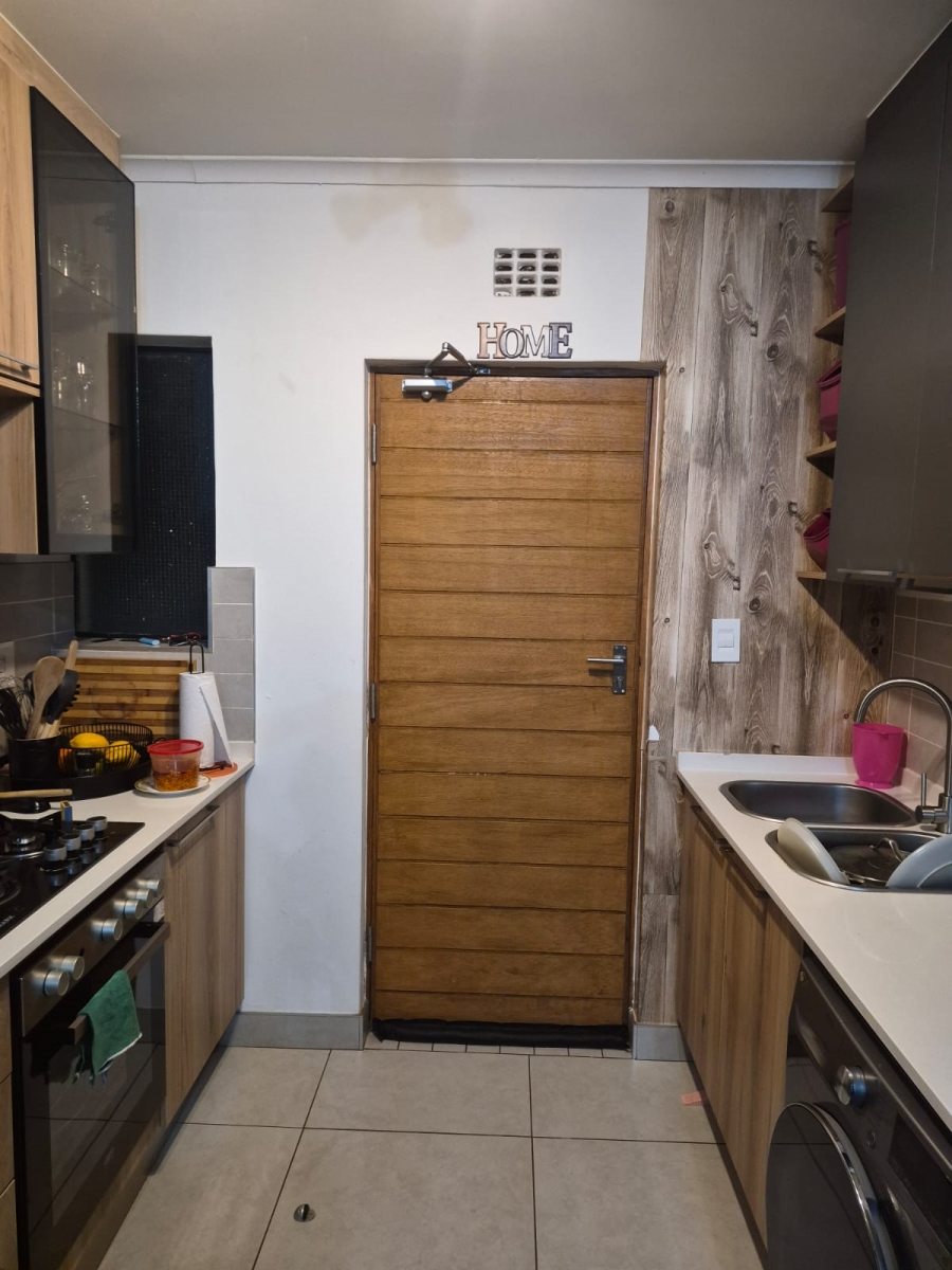 To Let 2 Bedroom Property for Rent in Glen Marais Gauteng