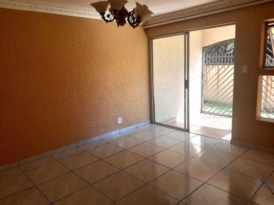 To Let 2 Bedroom Property for Rent in Meredale Gauteng
