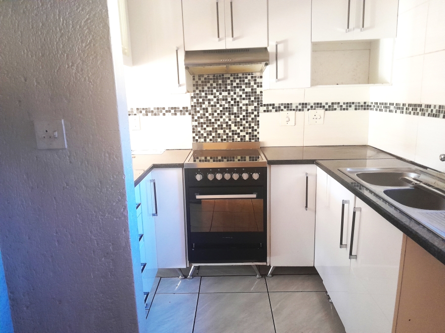 To Let 2 Bedroom Property for Rent in Meredale Gauteng