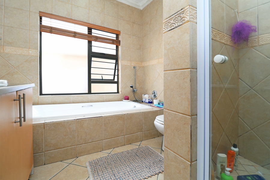 To Let 3 Bedroom Property for Rent in Waverley Gauteng