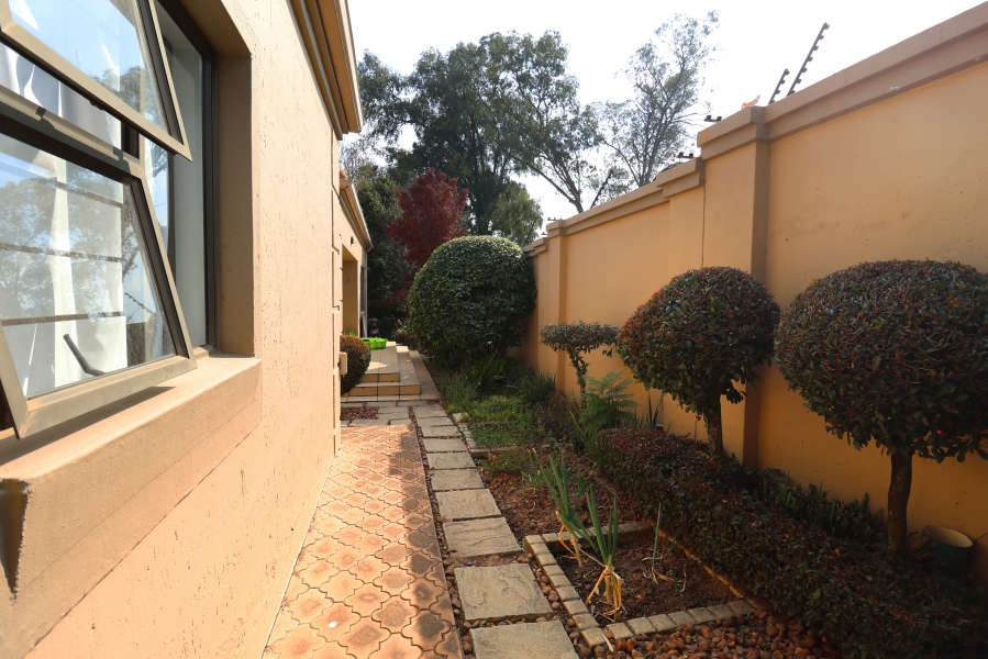 To Let 3 Bedroom Property for Rent in Waverley Gauteng