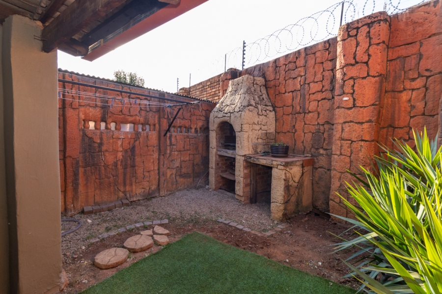 2 Bedroom Property for Sale in Dorandia Gauteng
