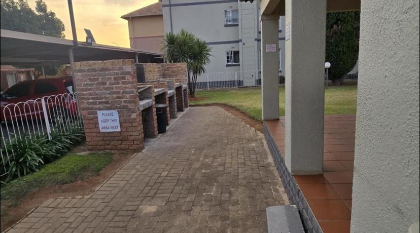 2 Bedroom Property for Sale in Goedeburg Gauteng