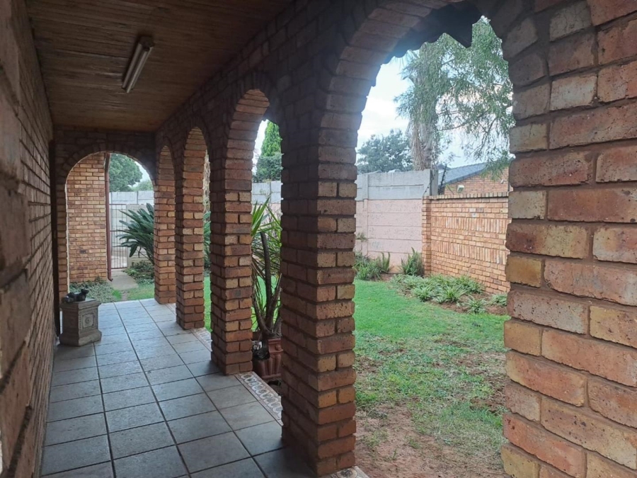 5 Bedroom Property for Sale in Dalpark Gauteng