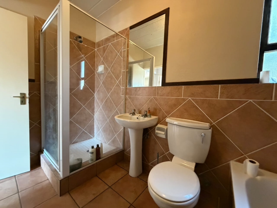 To Let 1 Bedroom Property for Rent in Douglasdale Gauteng
