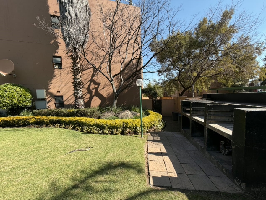 To Let 1 Bedroom Property for Rent in Douglasdale Gauteng