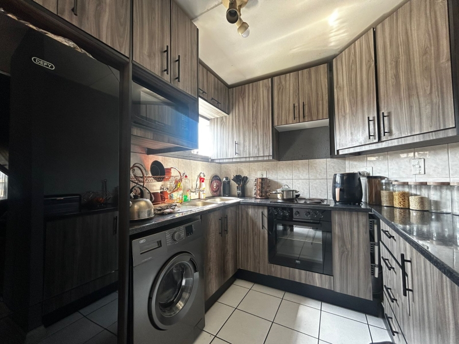 To Let 2 Bedroom Property for Rent in Bromhof Gauteng