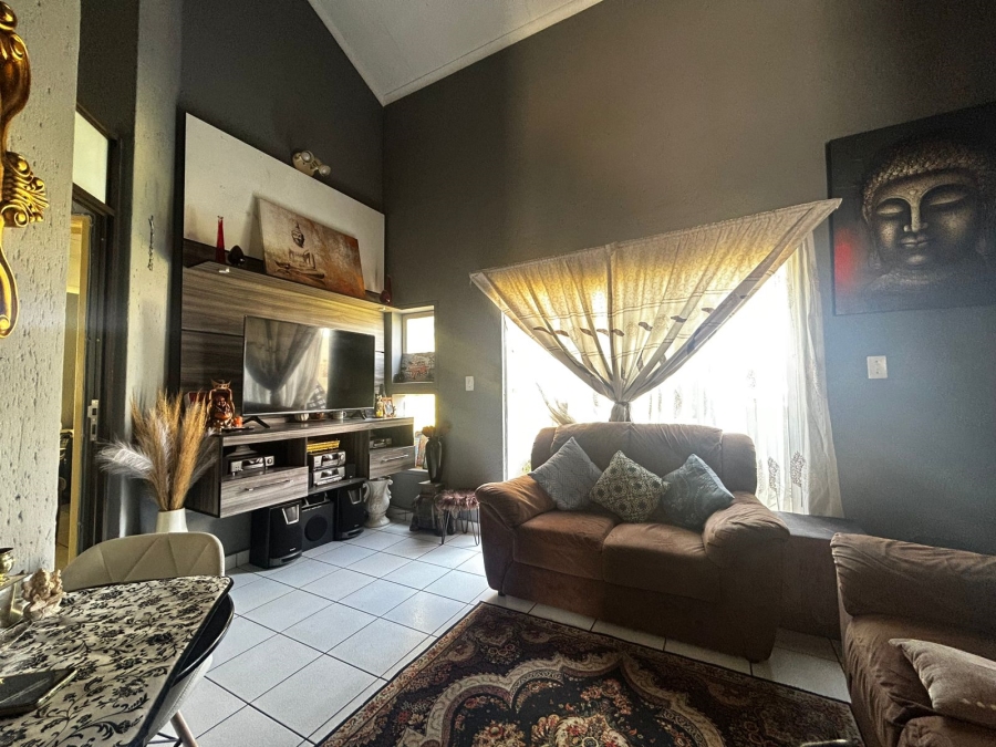 To Let 2 Bedroom Property for Rent in Bromhof Gauteng