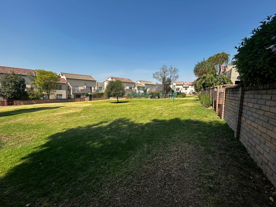 To Let 2 Bedroom Property for Rent in Bromhof Gauteng