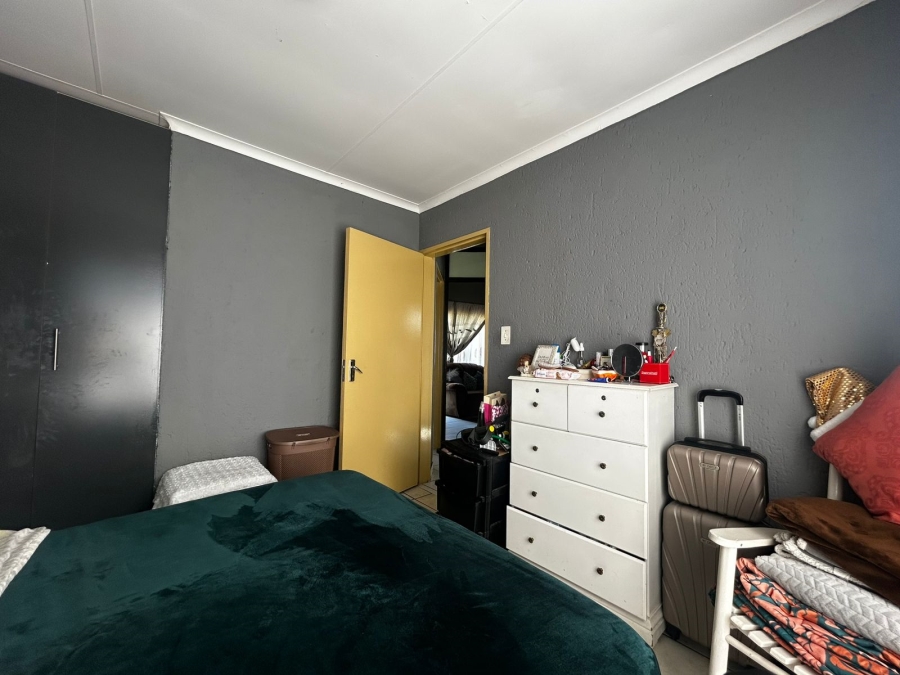 To Let 2 Bedroom Property for Rent in Bromhof Gauteng