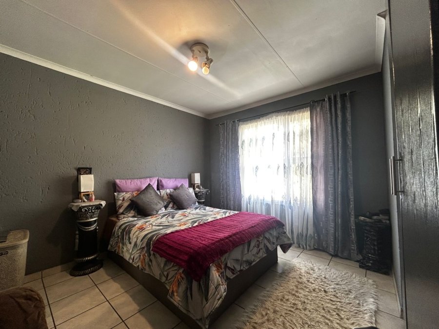 To Let 2 Bedroom Property for Rent in Bromhof Gauteng