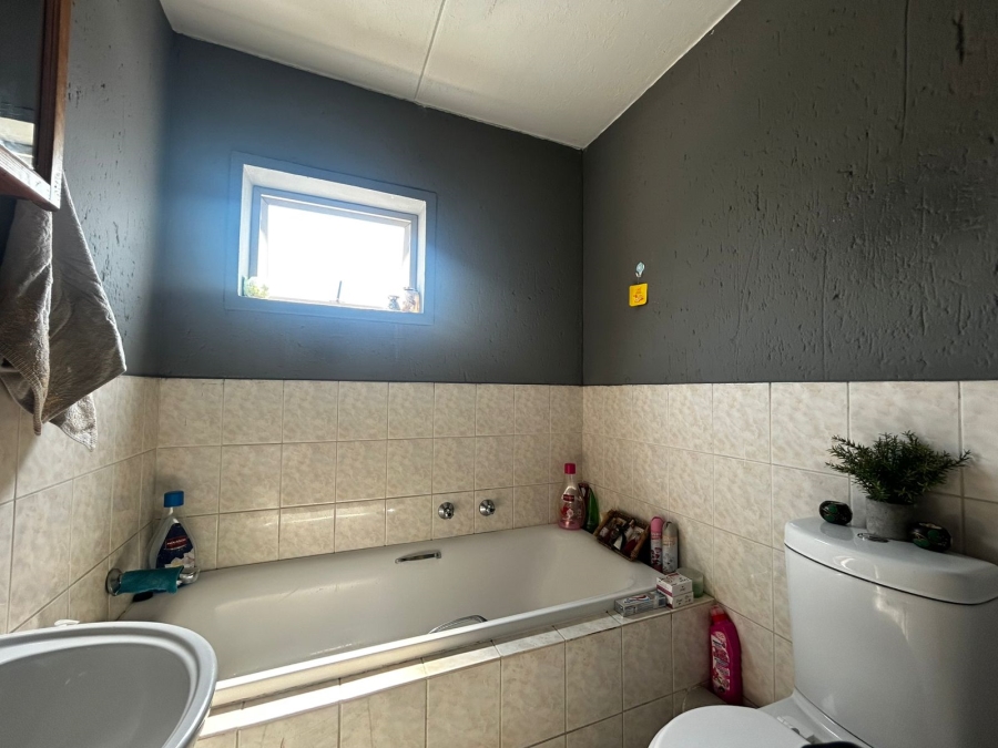 To Let 2 Bedroom Property for Rent in Bromhof Gauteng