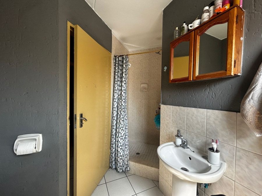 To Let 2 Bedroom Property for Rent in Bromhof Gauteng