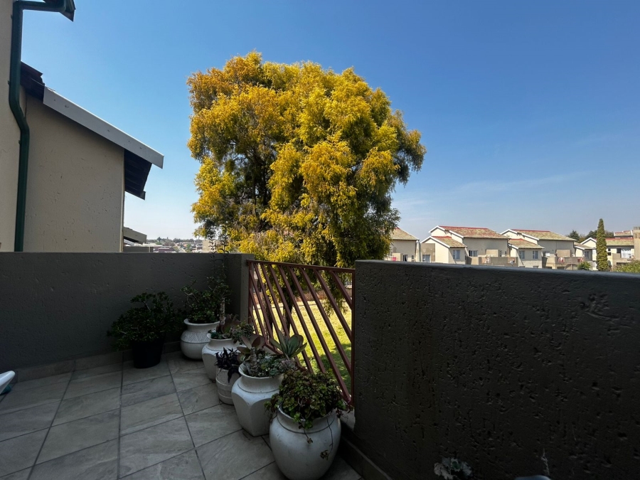 To Let 2 Bedroom Property for Rent in Bromhof Gauteng