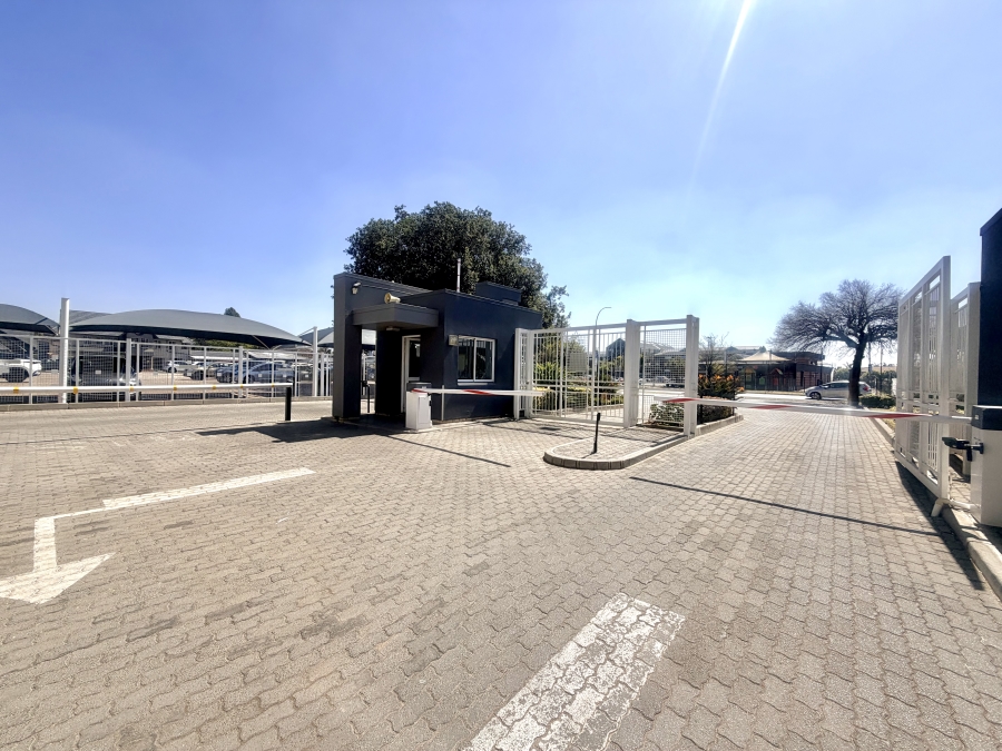 To Let Commercial Property for Rent in Lakefield Gauteng