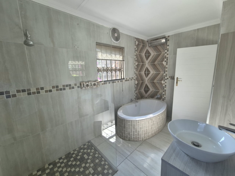 4 Bedroom Property for Sale in Bassonia Gauteng