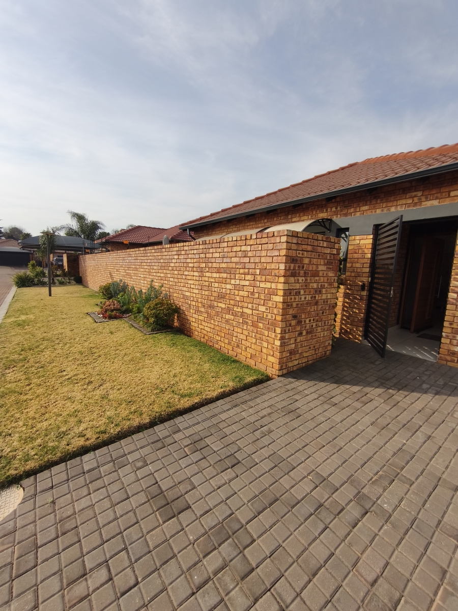 3 Bedroom Property for Sale in Dayanglen Gauteng
