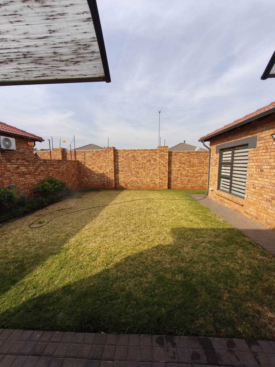 3 Bedroom Property for Sale in Dayanglen Gauteng