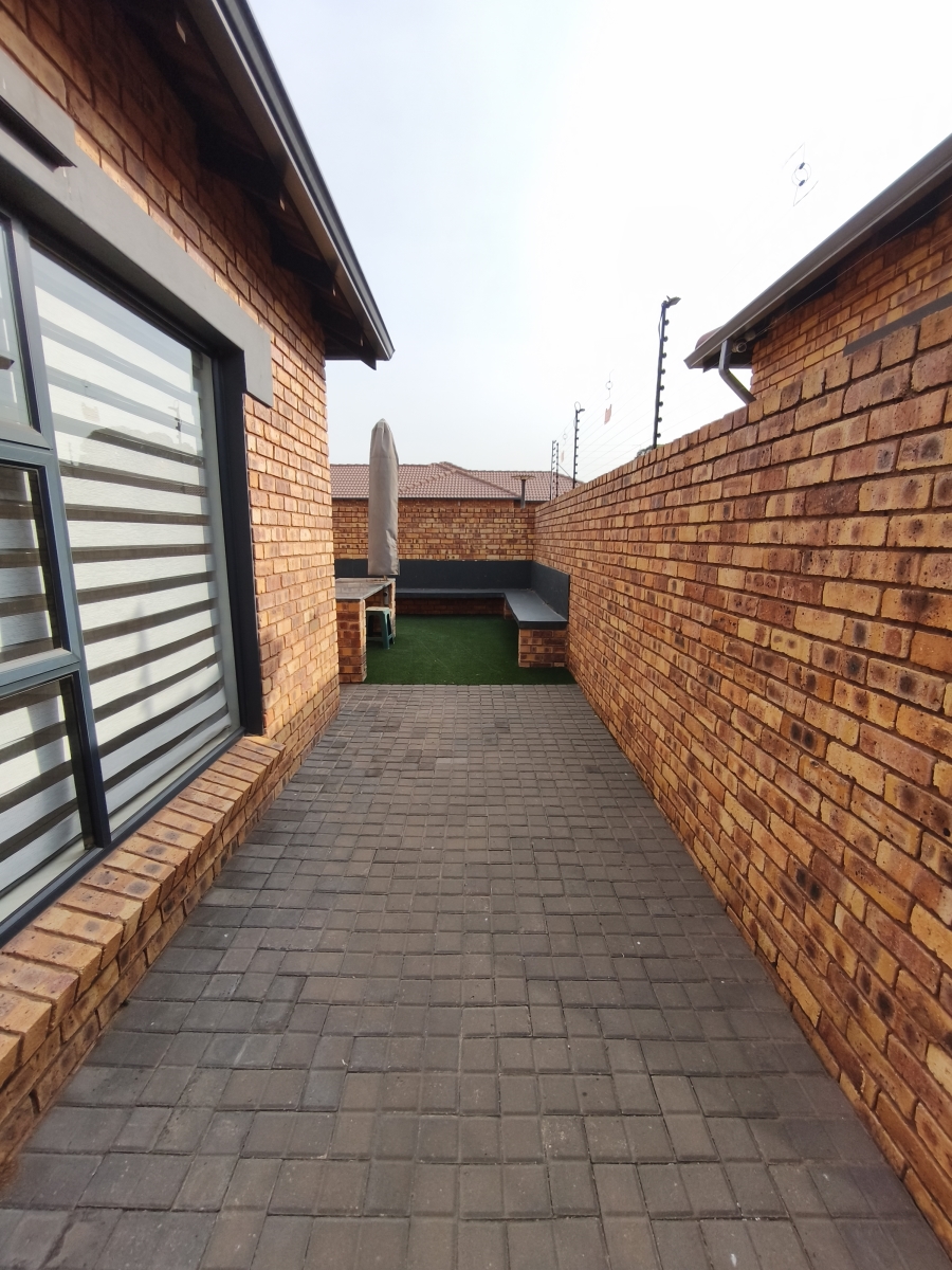 3 Bedroom Property for Sale in Dayanglen Gauteng