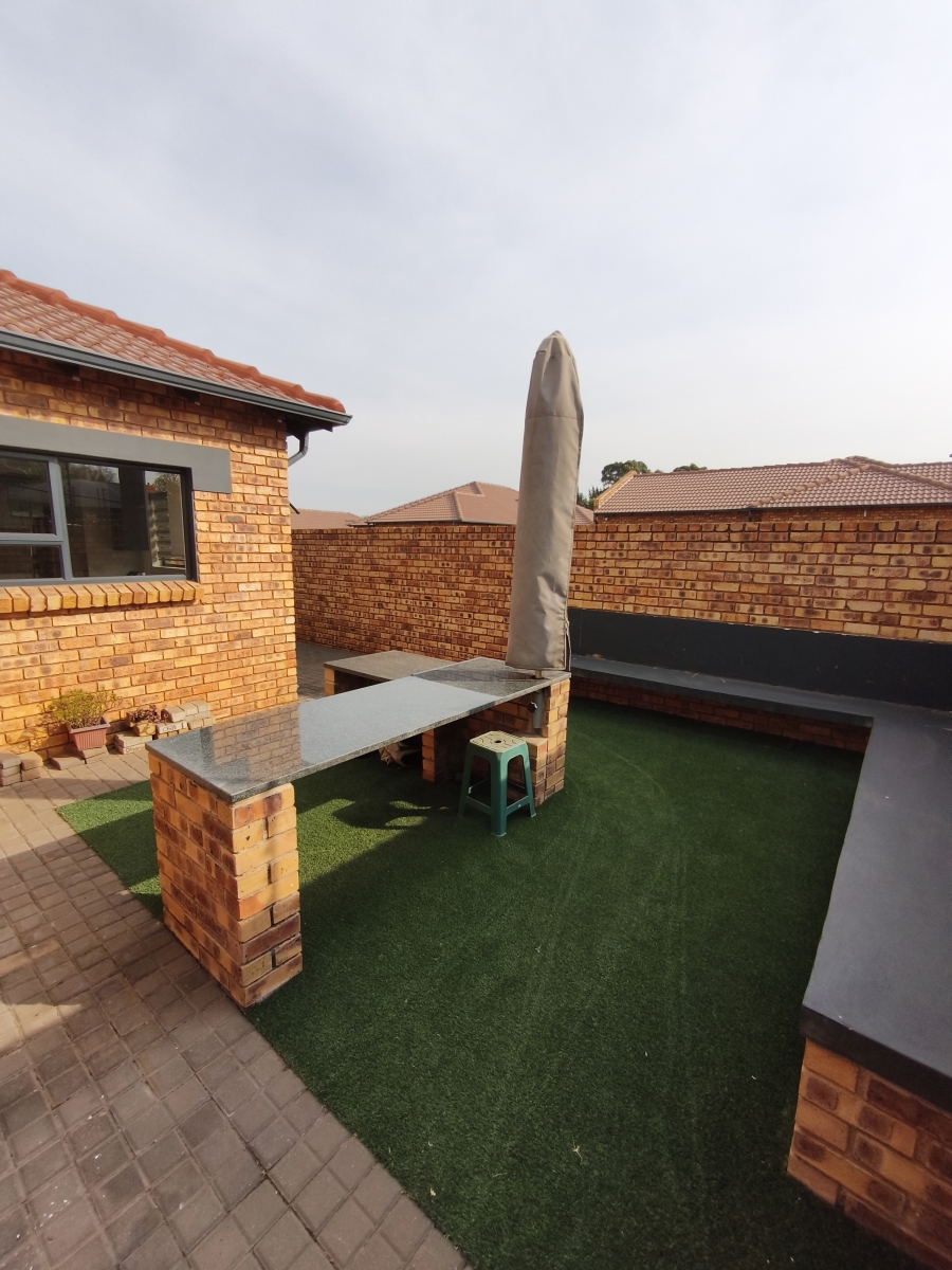 3 Bedroom Property for Sale in Dayanglen Gauteng