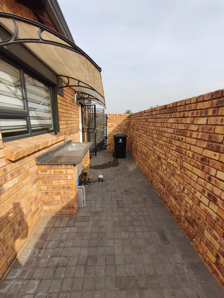 3 Bedroom Property for Sale in Dayanglen Gauteng