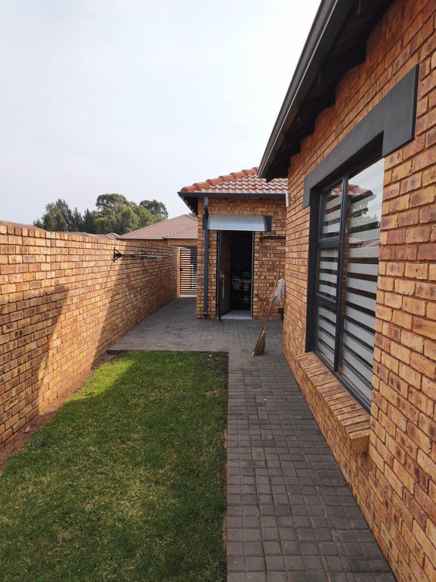 3 Bedroom Property for Sale in Dayanglen Gauteng