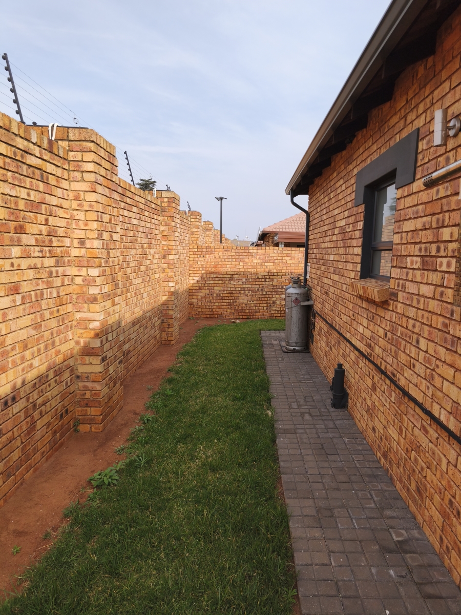 3 Bedroom Property for Sale in Dayanglen Gauteng